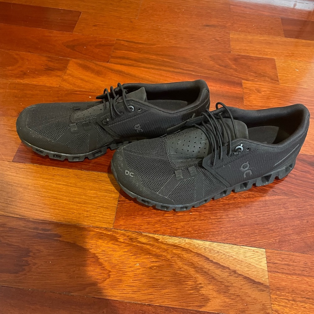 On running cloud black sneakers, Women’s size 7.5